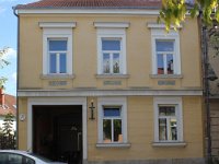 Ulica Artura Turkulina 22 Kuća je građena početkom 20. stoljeća s jakim utjecajem stilskih oblika arhitekture neoklasicizma  Kuća je građena početkom 20. stoljeća s jakim utjecajem stilskih oblika arhitekture neoklasicizma, a pripadala je poznatoj petrinjskoj obitelji Hangi. U ovoj kući često je boravio mons. Ivan Hangi, počasni građanin Petrinje, dobrotvor mnogih petrinjskih društava.